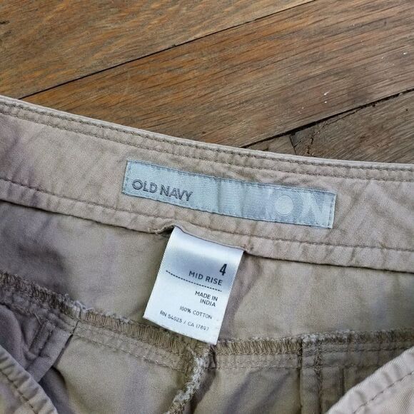Old Navy crop shorts closes on side mid-rise 4 - Picture 6 of 7
